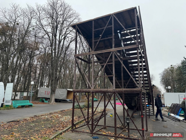 Тюбінг-гірку для поїздок з «вітерцем» встановлюють у центральному парку Вінниці Тюбінг-гірку для поїздок з «вітерцем» встановлюють у центральному парку Вінниці