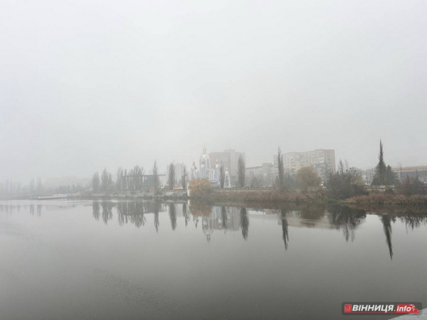 Дощ, туман й зупинка трамваїв — Вінниця вранці розтяглась у заторах: фото