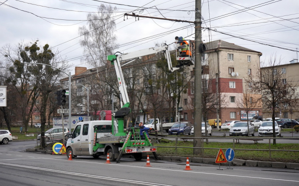 На Київській ставлять нові світлофори для пішоходів