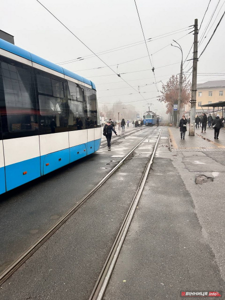 Дощ, туман й зупинка трамваїв — Вінниця вранці розтяглась у заторах: фото