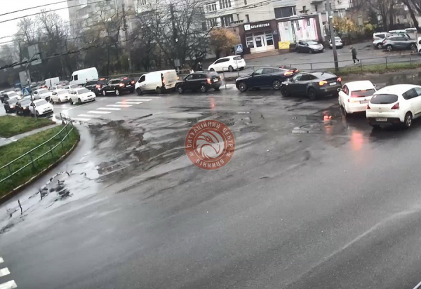 Дощ, туман й зупинка трамваїв — Вінниця вранці розтяглась у заторах: фото