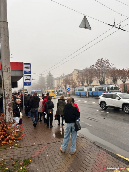 Дощ, туман й зупинка трамваїв — Вінниця вранці розтяглась у заторах: фото