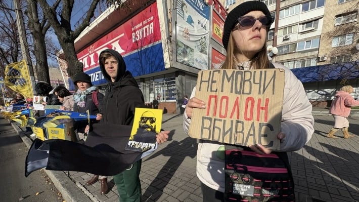 «Плен убивает»: родные военных снова вышли на площадь в центре Запорожья