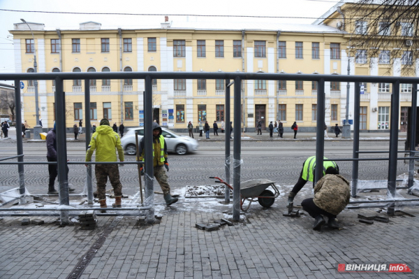 У центрі Вінниці ставлять нові великі зупинки