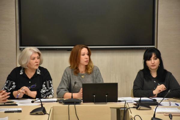 Благоустрій Алеї Слави, паркування та почесні знаки: питання що стосуються політики пам'яті обговорили у Вінниці