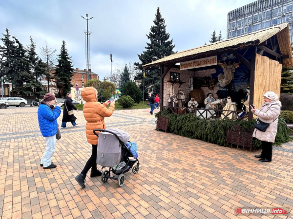 Різдвяний вертеп встановили у центрі Вінниці: фото Різдвяний вертеп встановили у центрі Вінниці: фото