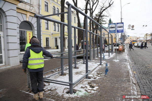 У центрі Вінниці ставлять нові великі зупинки