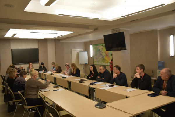 Благоустрій Алеї Слави, паркування та почесні знаки: питання що стосуються політики пам'яті обговорили у Вінниці