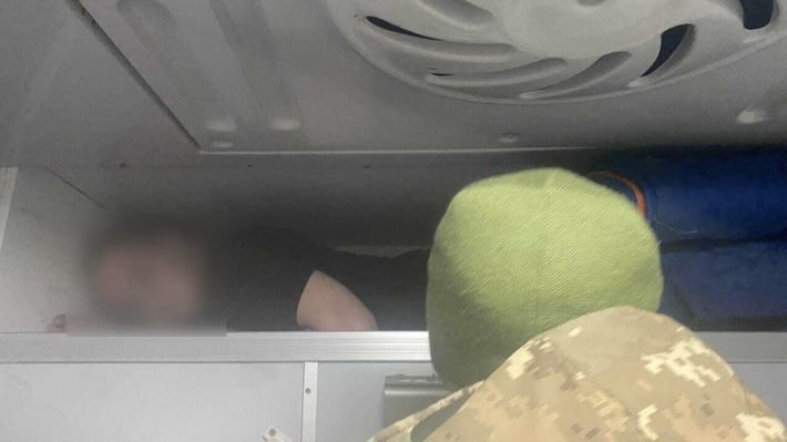 23-летний молодой человек  прятался в нише для матрасов в поезде «Запорожье-Перемышль»