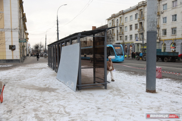 У центрі Вінниці ставлять нові великі зупинки