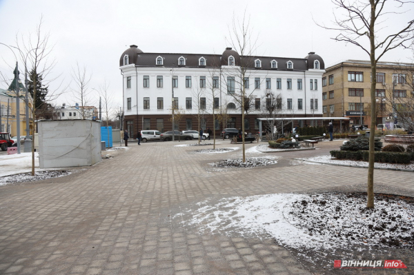 У центрі Вінниці ставлять нові великі зупинки