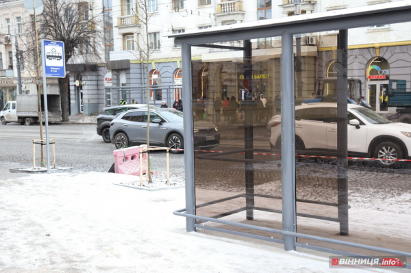У центрі Вінниці ставлять нові великі зупинки