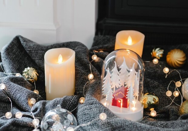 Свечи возле гирлянды. 