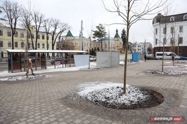 У центрі Вінниці ставлять нові великі зупинки
