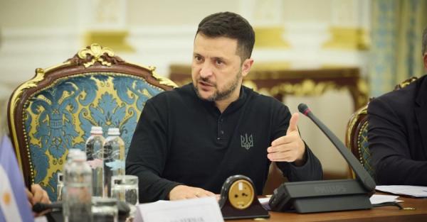 Стійте міцно, ви – все, що у нас є, – Зеленський привітав військових з Днем ЗСУ Стійте міцно, ви – все, що у нас є, – Зеленський привітав військових з Днем ЗСУ