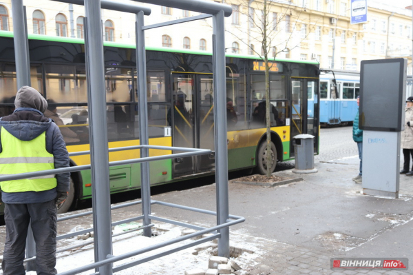 У центрі Вінниці ставлять нові великі зупинки