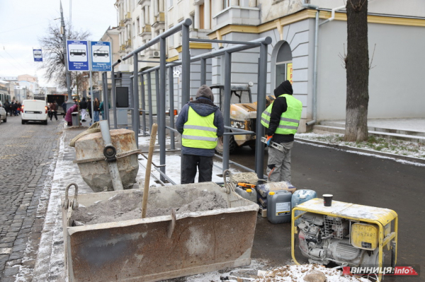У центрі Вінниці ставлять нові великі зупинки