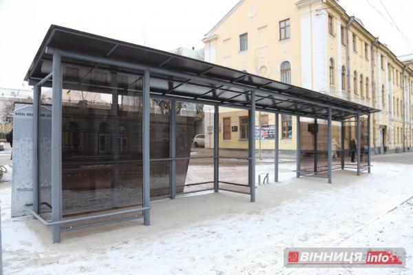 У центрі Вінниці ставлять нові великі зупинки