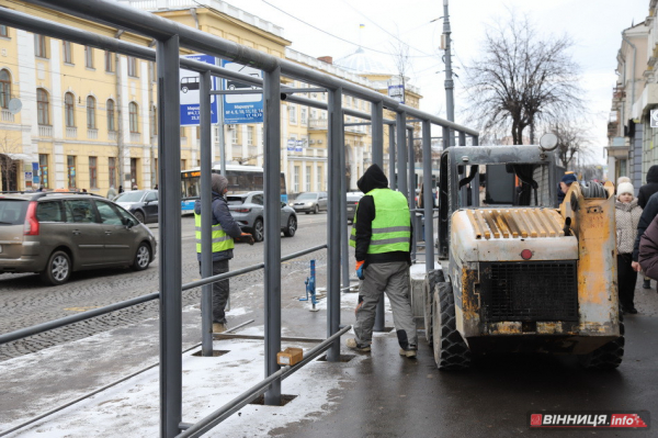 У центрі Вінниці ставлять нові великі зупинки