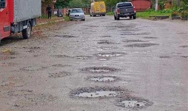 Вінничани просять заасфальтувати дорогу на Старому місті Вінничани просять заасфальтувати дорогу на Старому місті