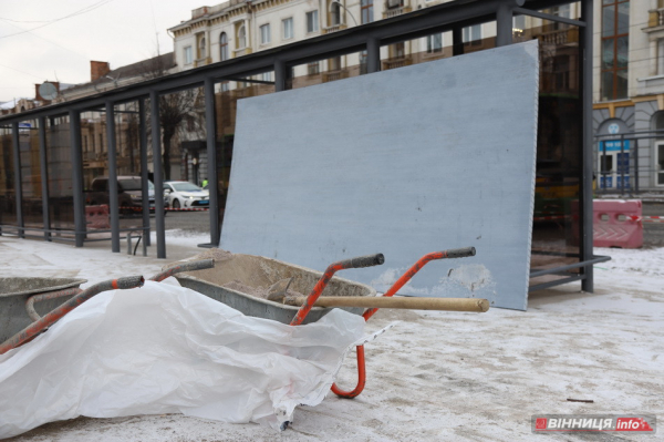 У центрі Вінниці ставлять нові великі зупинки