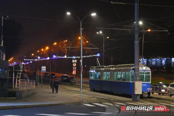 У Вінниці ліхтарі вмикатимуть через один й обмежать використання підсвіток та світлової реклами У Вінниці ліхтарі вмикатимуть через один й обмежать використання підсвіток та світлової реклами