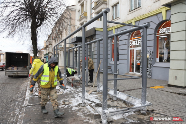 У центрі Вінниці ставлять нові великі зупинки