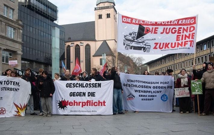 Немецкие студенты вышли на протесты против восстановления военной службы