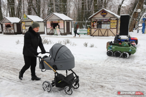 Гірки, санчата й дитячий сміх: фоторепортаж у Вінниці