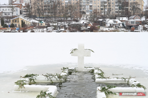 Як вінничани на Водохреща у крижану ополонку пірнали: фото з різних куточків міста