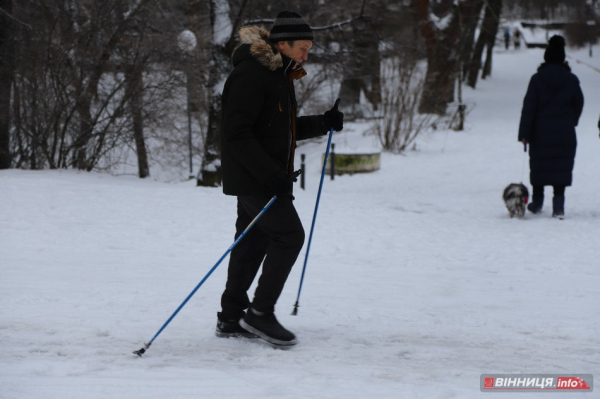 Гірки, санчата й дитячий сміх: фоторепортаж у Вінниці