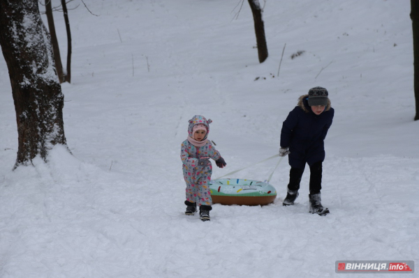 Гірки, санчата й дитячий сміх: фоторепортаж у Вінниці