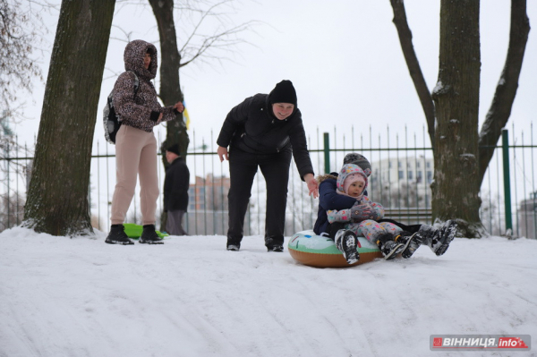Гірки, санчата й дитячий сміх: фоторепортаж у Вінниці