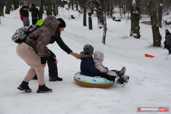 Гірки, санчата й дитячий сміх: фоторепортаж у Вінниці