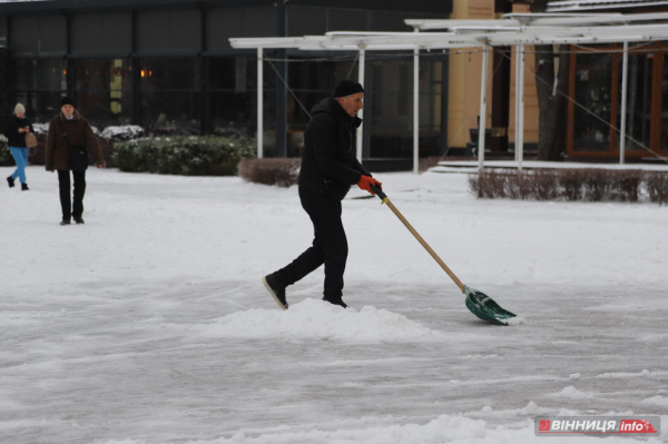 Гірки, санчата й дитячий сміх: фоторепортаж у Вінниці