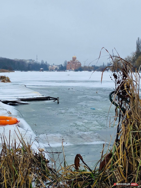 Як вінничани на Водохреща у крижану ополонку пірнали: фото з різних куточків міста