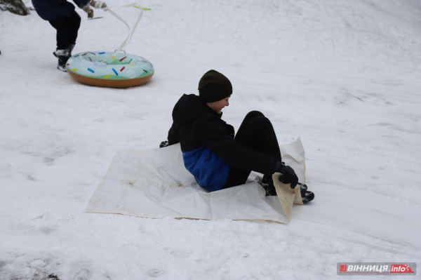 Гірки, санчата й дитячий сміх: фоторепортаж у Вінниці