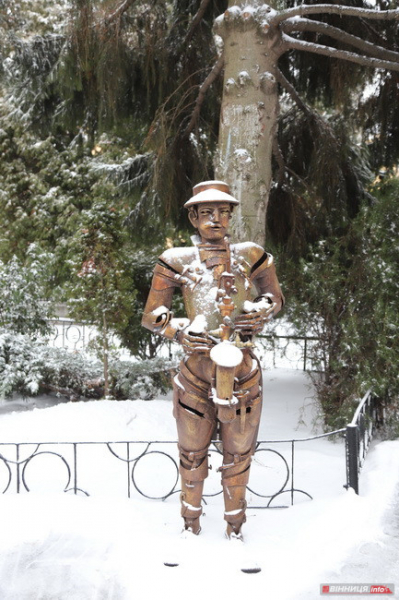 Гірки, санчата й дитячий сміх: фоторепортаж у Вінниці