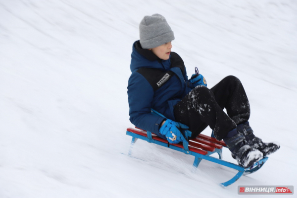 Гірки, санчата й дитячий сміх: фоторепортаж у Вінниці