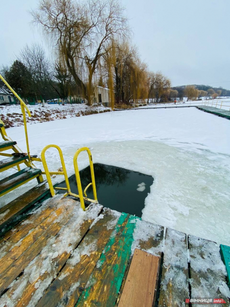 Як вінничани на Водохреща у крижану ополонку пірнали: фото з різних куточків міста