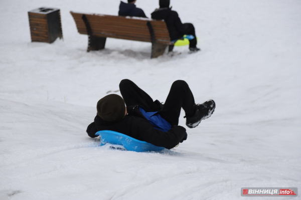 Гірки, санчата й дитячий сміх: фоторепортаж у Вінниці