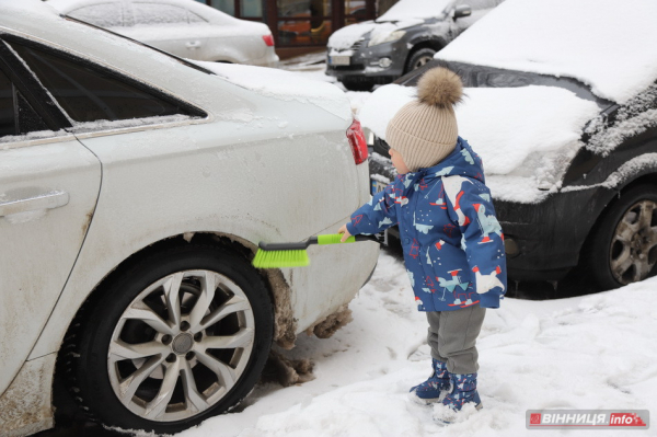 Гірки, санчата й дитячий сміх: фоторепортаж у Вінниці