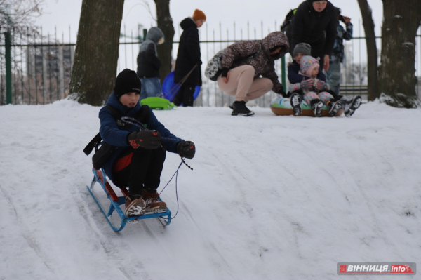 Гірки, санчата й дитячий сміх: фоторепортаж у Вінниці