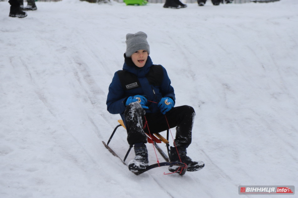 Гірки, санчата й дитячий сміх: фоторепортаж у Вінниці