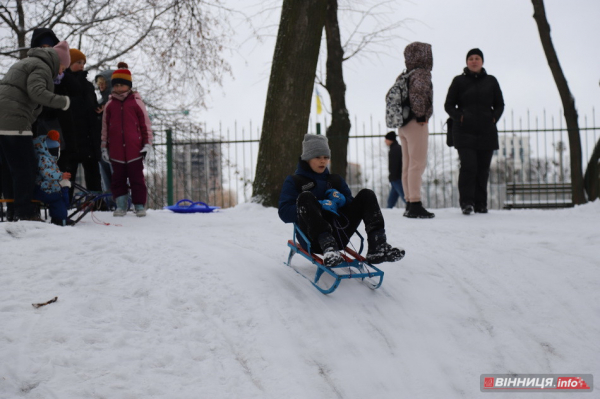 Гірки, санчата й дитячий сміх: фоторепортаж у Вінниці
