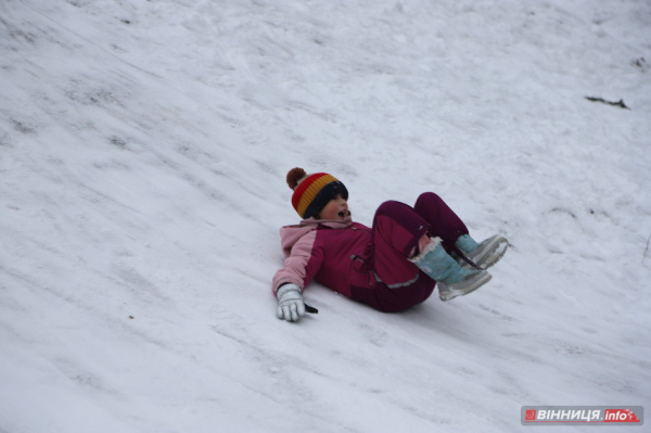 Гірки, санчата й дитячий сміх: фоторепортаж у Вінниці