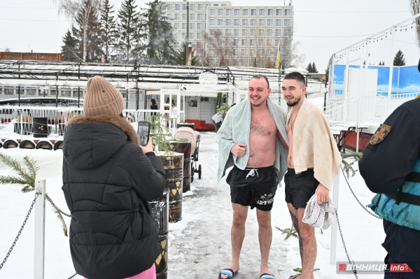 Як вінничани на Водохреща у крижану ополонку пірнали: фото з різних куточків міста