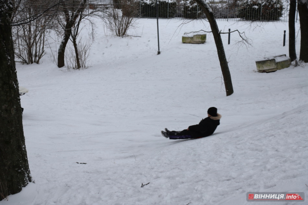 Гірки, санчата й дитячий сміх: фоторепортаж у Вінниці