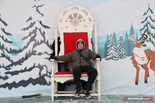 Гірки, санчата й дитячий сміх: фоторепортаж у Вінниці