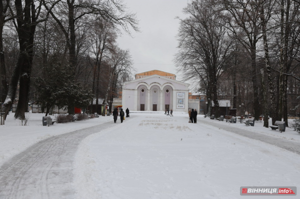 Гірки, санчата й дитячий сміх: фоторепортаж у Вінниці